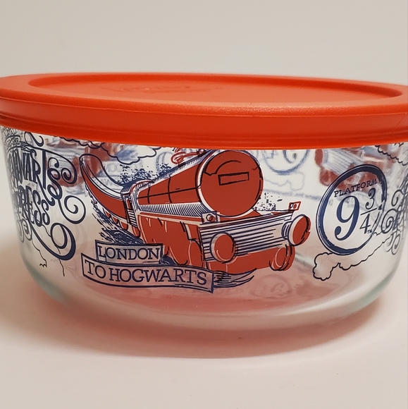 FREE with 35$ Purchase - Harry Potter Hogwarts Express Pyrex Container NEW - Picture 2 of 3